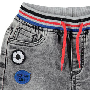 Bermuda en jean effet used à badges patchés et taille élastiquée 