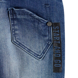 Jeans effet used et crinkle avec usures et inscription printée au dos 