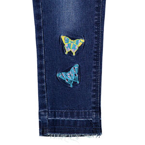 Jeans effet used et crinkle à papillons brodés et ceinture pailletée 