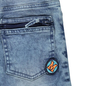 Bermuda en jeans effet used avec poche zippée et badge 