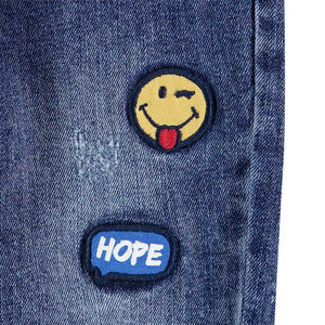 Jeans effet used avec badges patchés Smiley 
