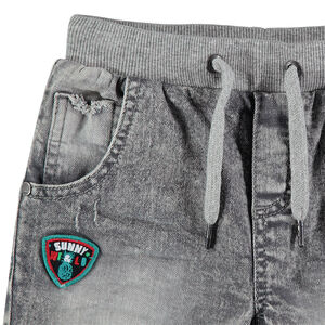 Bermuda en jeans effet used avec badge et usures 