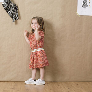 Robe manches courtes à pois all-over et élastique brillant 