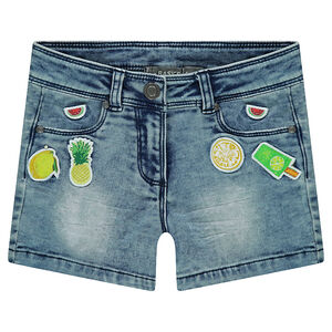 Short en jeans effet used et crinkle avec badges patchés 