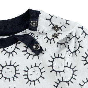 Ensemble avec tee-shirt manches courtes avec soleils all-over et short jaune 