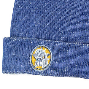 Bonnet en tricot avec crête et badge 