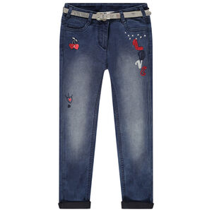 Jeans effet used à broderies contrastées et ceinture argentée 