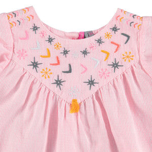 Tunique sans manches à fines rayures et broderies 