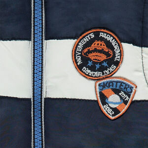 Doudoune sans manches matelassée avec badges patchés 