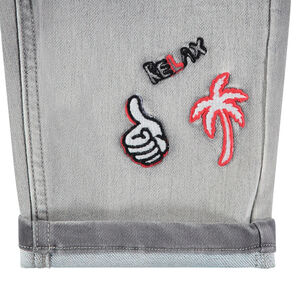 Bermuda en jeans effet used avec effet tacheté et badges fantaisie 