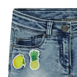 Short en jeans effet used et crinkle avec badges patchés 