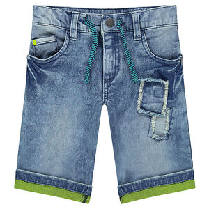 Bermuda en jeans effet used avec poche zippée et badge 