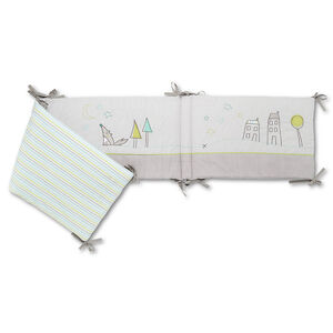 Tour de lit avec motifs brodés  