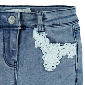 Jeans effet used slim avec empiècements en dentelle 