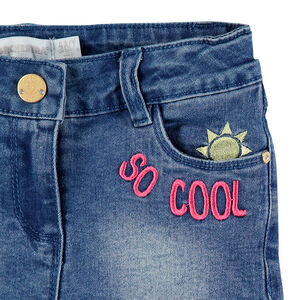 Short en jeans effet used avec broderies et badges 