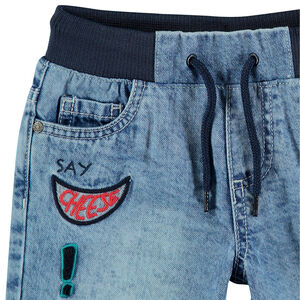 Bermuda en jeans effet used à taille élastiquée avec badges patchés 