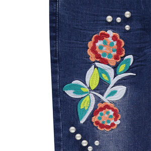 Jeans slim effet used avec fleurs brodées et perles fantaisie 