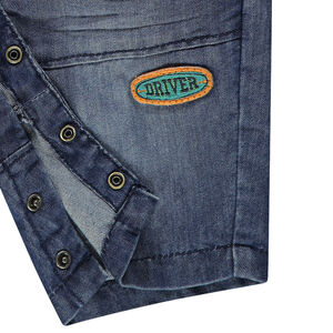 Salopette courte en jeans effet used et crinkle avec patchs 