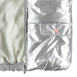 Doudoune argentée à capuche avec doublure en sherpa 