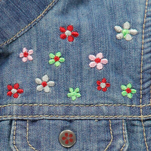 Veste en jeans avec fleurs brodées  