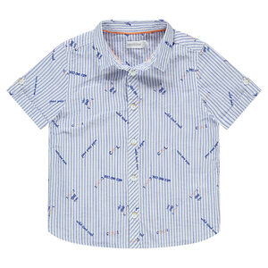 Chemise manches courtes avec rayures et inscriptions all-over 