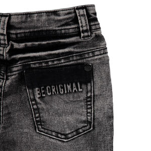 Jeans effet neige avec badges patchés  