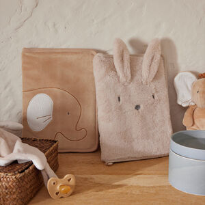 Protège carnet de santé en fausse fourrure Moka le lapin 
