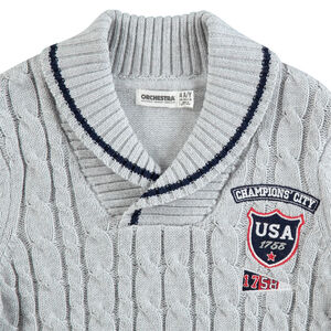 Pull torsadé en tricot avec badge brodé et bandes contrastées 