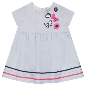 Robe manches courtes avec motifs brodés et galons contrastés 