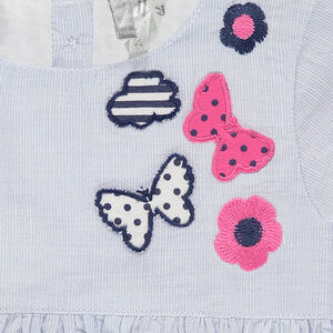 Robe manches courtes avec motifs brodés et galons contrastés 