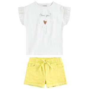 Ensemble avec tee-shirt à manches volantées et short jaune brodé 