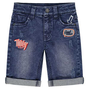 Bermuda en jeans effet used avec badges et broderies 