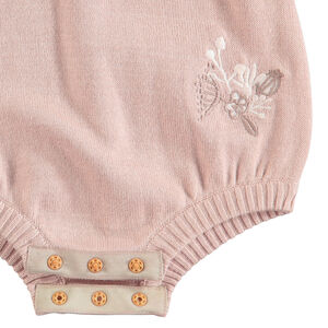 Combinaison courte en tricot à manches volantées et broderie florale 