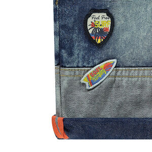 Bermuda en jeans effet used avec badges patchés et découpes 