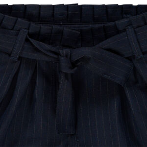 Short à fines rayures all-over et taille plissée 