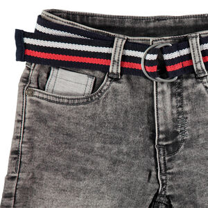 Bermuda en molleton effet jean avec ceinture rayée et personnage brodé 