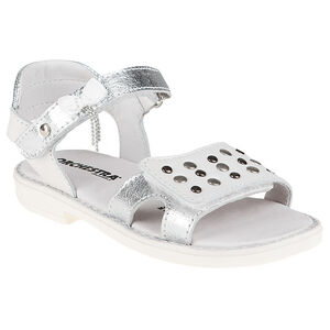 Nu-pieds blancs et argentés avec rivets métalliques 