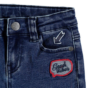 Jeans slim effet used et crinkle avec badge et print  