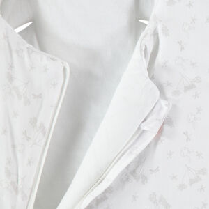 Nid d'ange imprimé all-over à oreilles en relief 