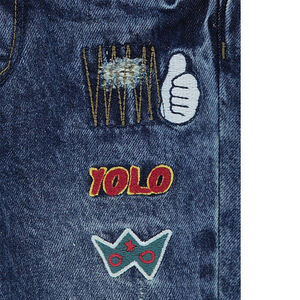 Jeans effet neige avec badges et taille élastiquée 