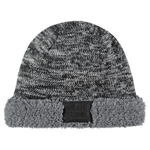 Bonnet en tricot twisté avec doublure en sherpa et badge 