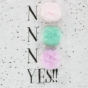 Tunique en maille effet neps avec inscription et pompons sur le devant 