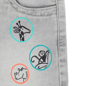 Bermuda en jeans effet used avec prints forme badges  