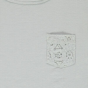 Tee-shirt manches courtes à côtes forme boîte et poche dentelle 