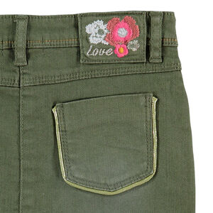 Jupe en twill effet used avec fleurs brodées et passepoils dorés 