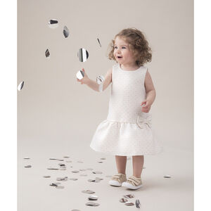 Robe sans manches à pois dorés et noeud 