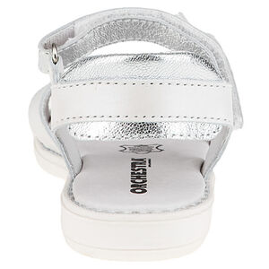 Nu-pieds blancs et argentés avec rivets métalliques 