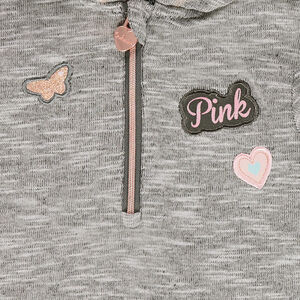 Robe à capuche en molleton avec badges papillon et coeur 