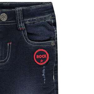 Jeans effet used et crinkle avec badge brodé et découpes 