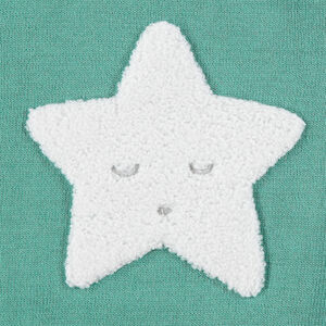 Pull en tricot avec motif fantaisie sur le devant et ouverture épaule 